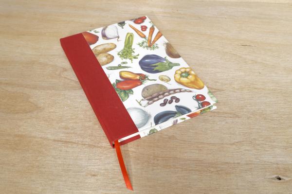 Rezeptbuch mit Gemüsemotiv und Leinenrücken handmade in Germany